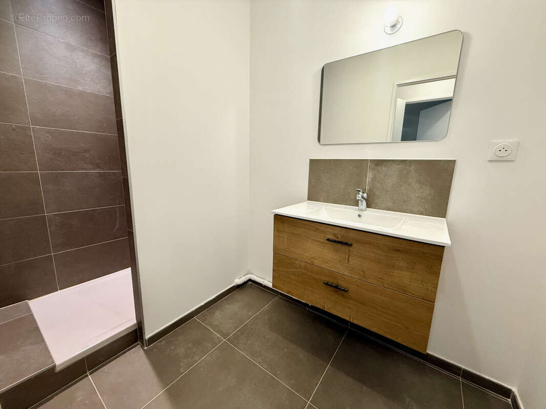 Appartement à SUZE-LA-ROUSSE