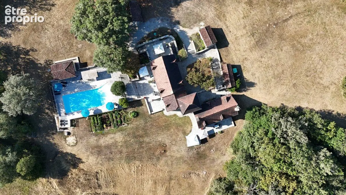 Domaine Gourdon avec piscine sur 13.5 hectares de terrain - photo 3