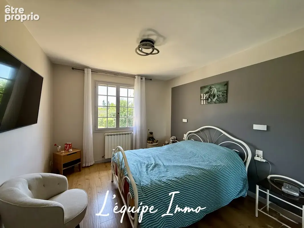 Maison d’architecte de plus de 200 m2 avec piscine sur un terrain de près de 2500 m2 - photo 12