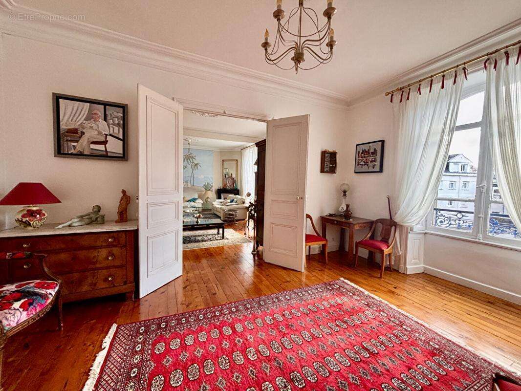 Magnifique Appartement de type Haussmannien 170 m2, cave, garage et parking en plein centre! - photo 3