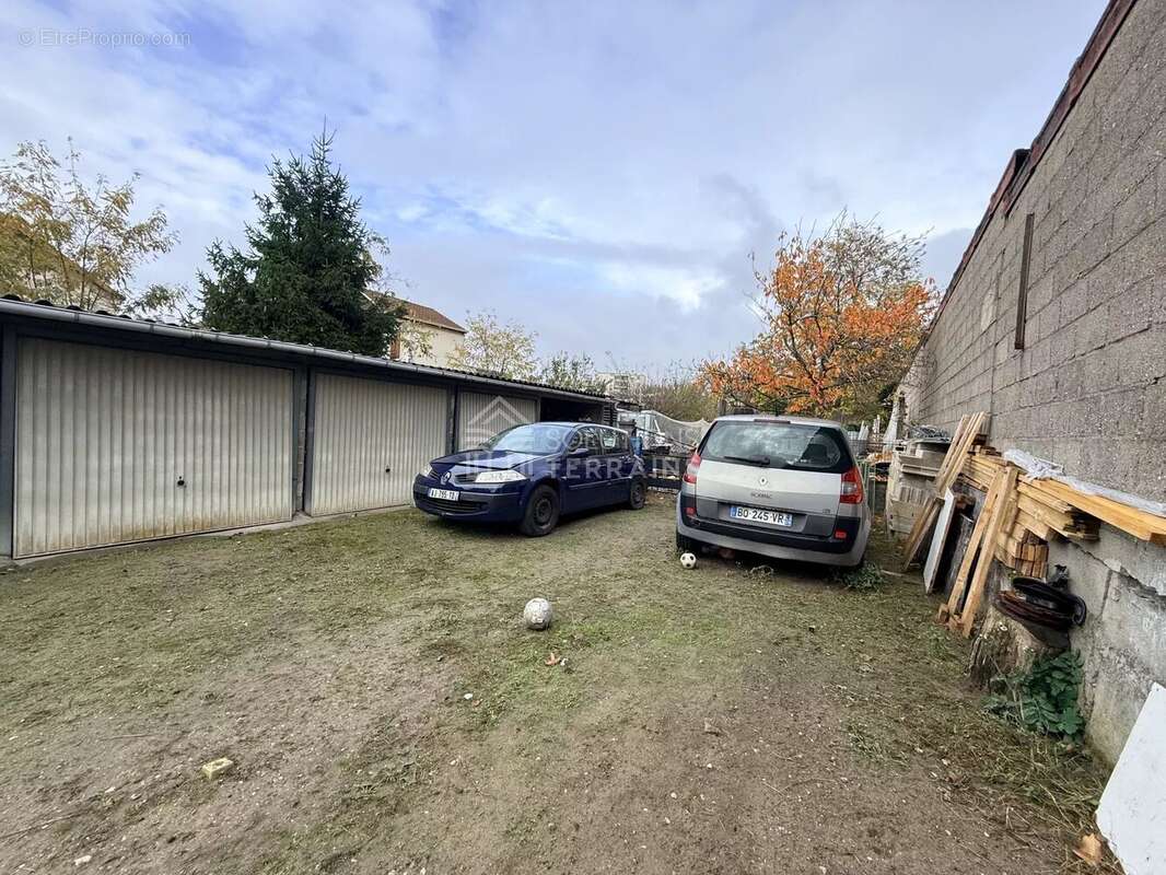 Terrain à SARTROUVILLE