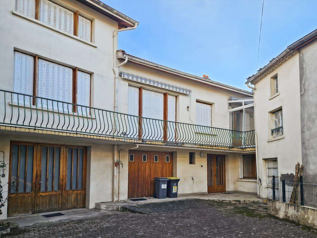 Maison à vendre 7 pièces - 180 m² - Extérieurs - 2 garages à VERTAIZON (63) - photo 22