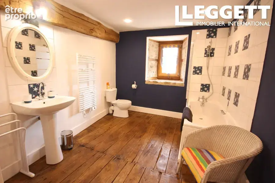 Superbe propriété de village, 4 chambres, 2 salles de bains, grange, jardin et proche des lacs de loisirs - photo 7