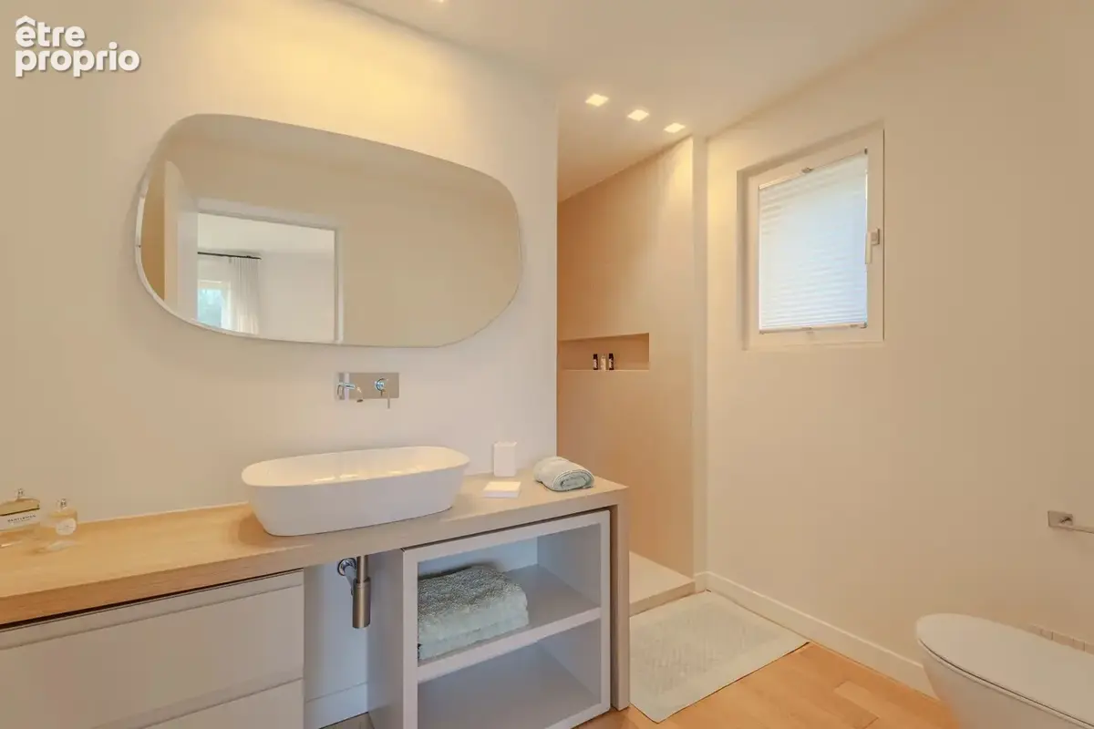 Villa contemporaine rénovée, terrain plat et piscine - photo 18