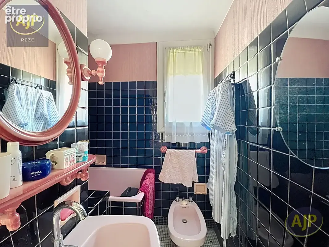 REZÉ  Maison 4 pièces de 80 m² avec jardin clos, garage et dépendance - photo 8