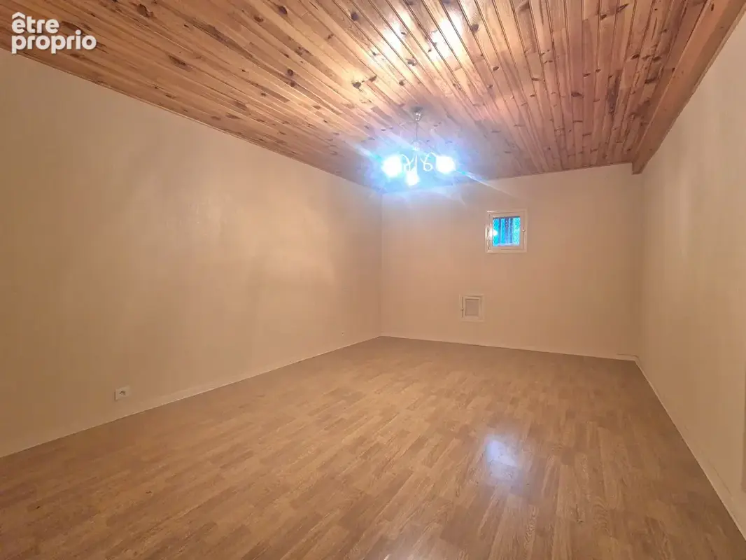 MIREFLEURS / Maison T5 de 115 M2, cour et nombreuses dépendances ! - photo 9