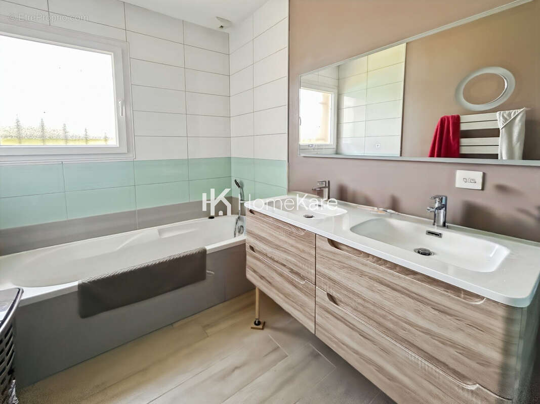 Maison 113 m² à L'isle-Jourdain  - photo 9