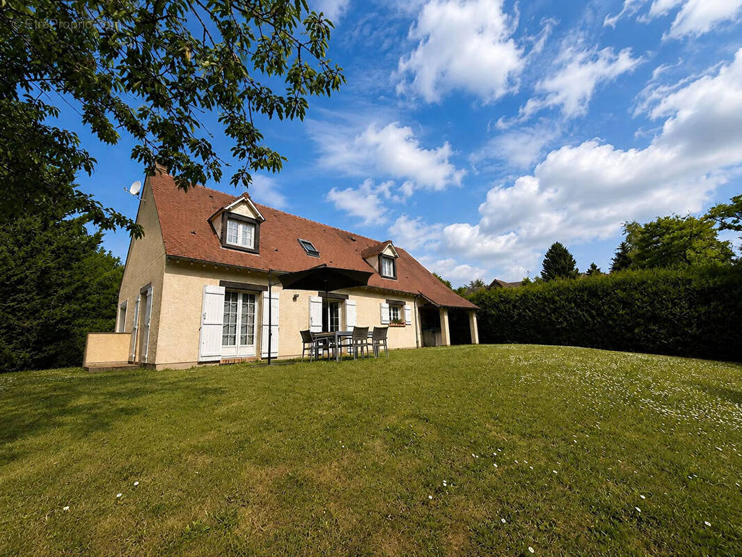Maison à CONDE-SAINTE-LIBIAIRE