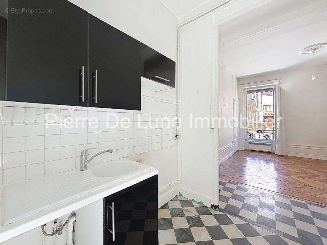 Lyon 1er – Appartement de caractère à réinventer  Charme de l'ancien, dressing, cave & grenier - photo 8