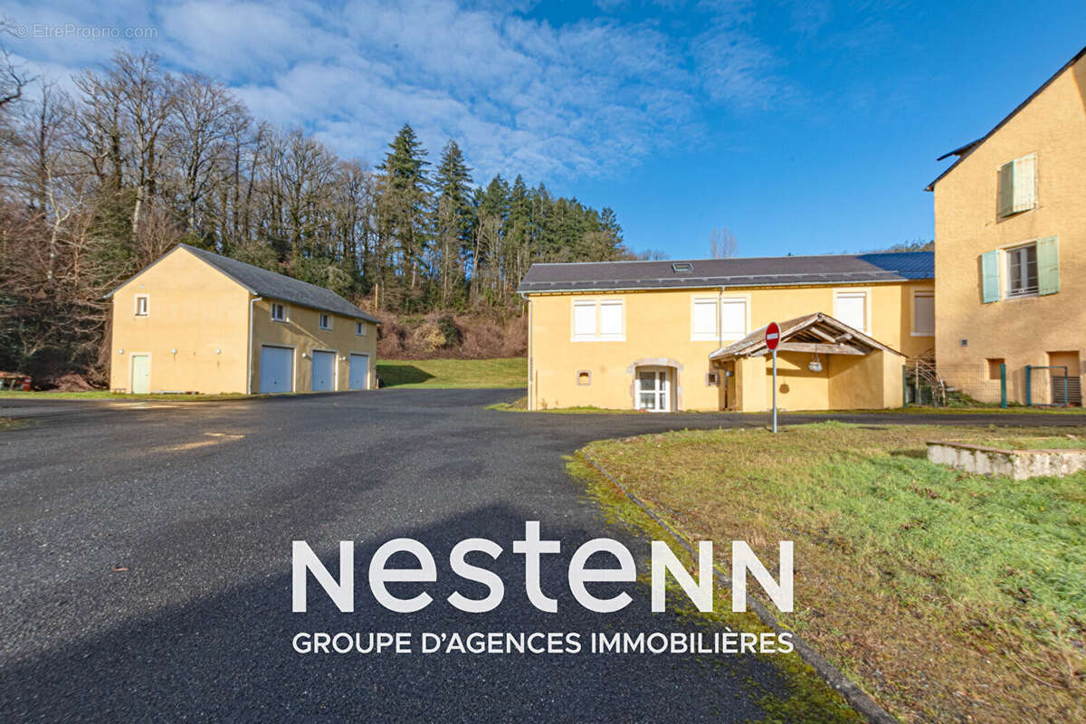 Ensemble immobilier de 8 bâtiments dont 2 maisons, 2300 m2 de surface utile sur 3 hectatres - photo 2