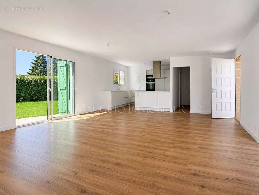 Villa F4 de plain-pied sur 670m² de terrain - photo 3