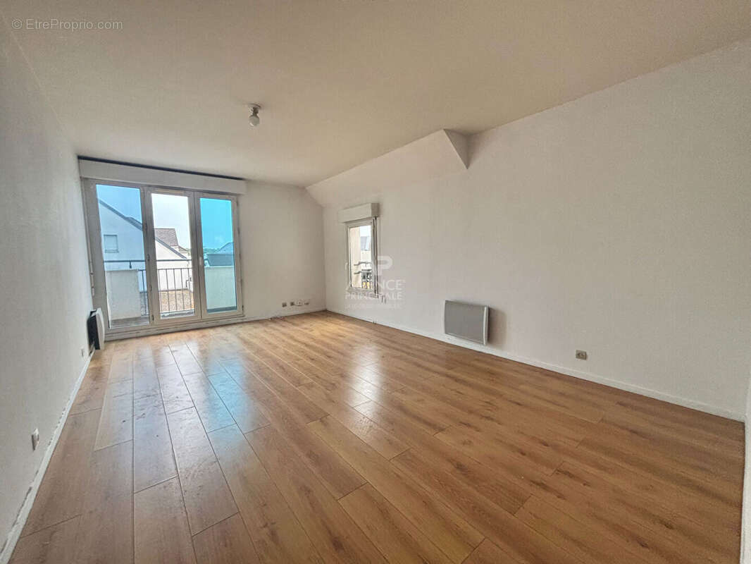 Appartement 2 pièces à vendre à Pontoise - Dernier étage avec balcon et parking - photo 2