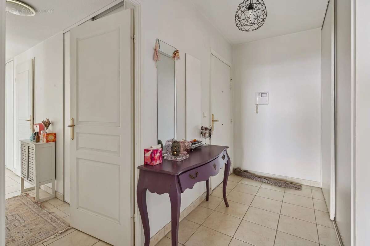 Appartement à SAINT-LAURENT-DU-VAR
