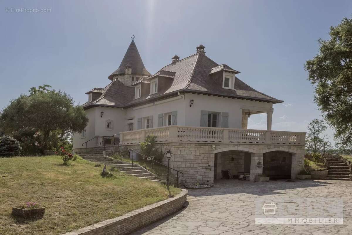 Magnifique propriété avec vues à 360° à 3 minutes du centre-ville de Caussade. - photo 2