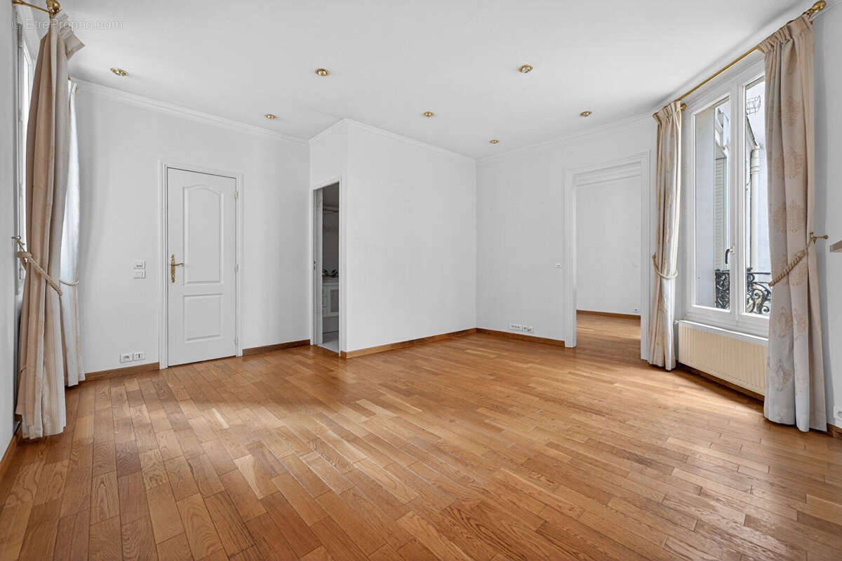 Appartement à PARIS-17E