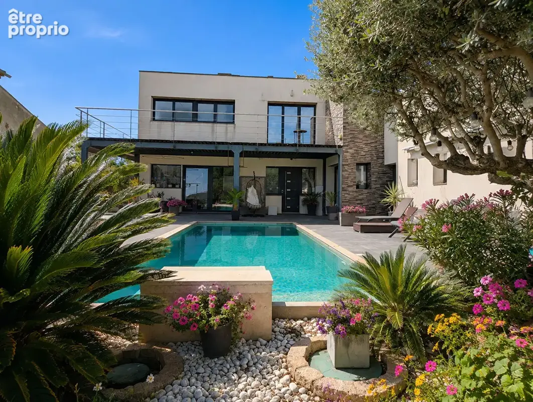 AUPS, superbe villa contemporaine avec piscine proche du village. - photo 1