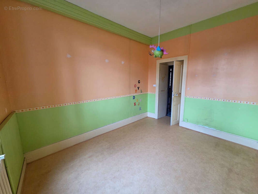 Maison à MONTAIGU-LE-BLIN