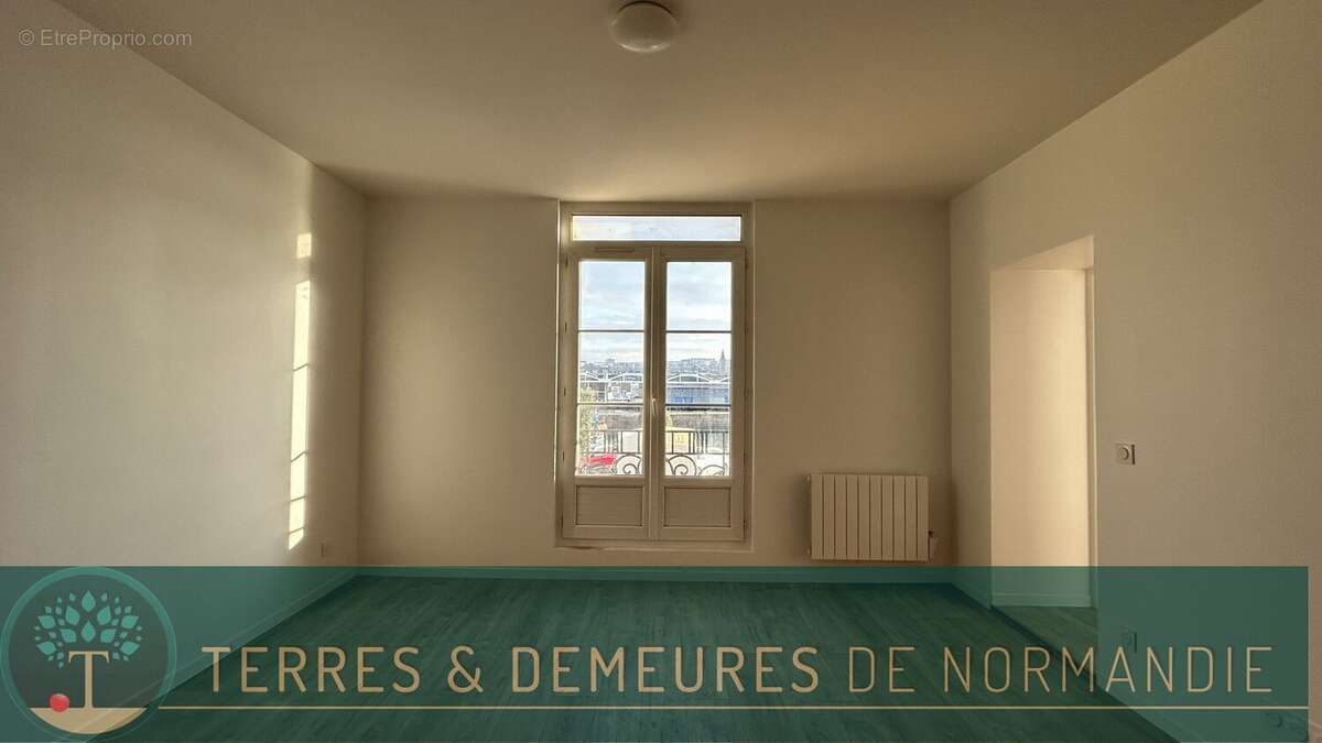 T2 de 44,40m² avec vue port, loué, au 3ème étage, proche de la gare de Dieppe, en Seine-Maritime. - photo 3
