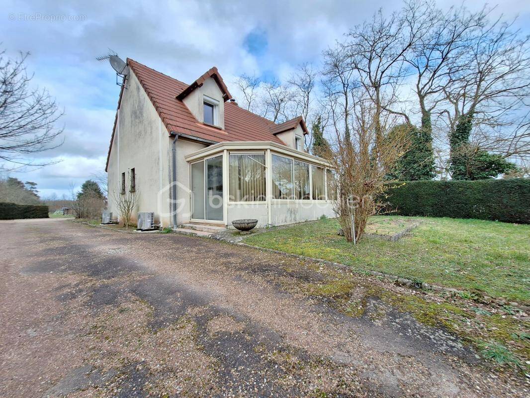 Maison à SAINT-DENIS-DE-L'HOTEL