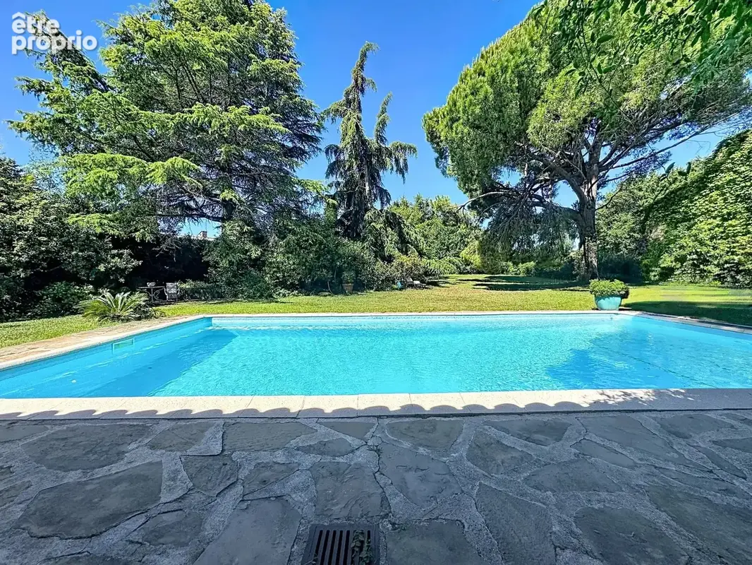 Mougins – Vue imprenable sur le vieux village – Villa 235 m² sur 3 500 m² de terrain plat, piscine et dépendance - photo 3