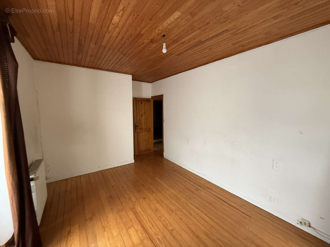 Maison à SAINT-JULIEN-CHAPTEUIL