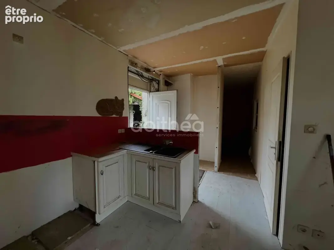 Maison d'habitation avec 2 granges sur un terrain de 3400 m2 le tout à rénover entièrement. - photo 5
