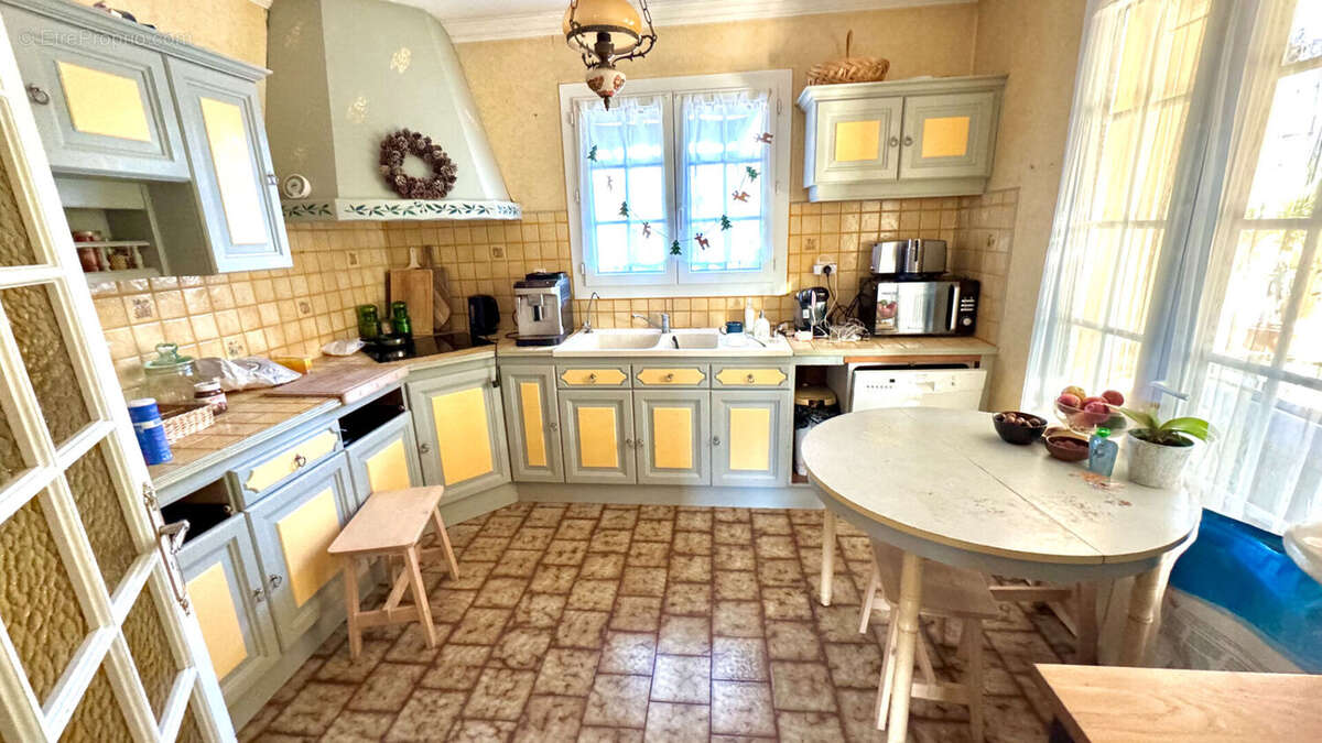 Maison à ENTRAIGUES-SUR-LA-SORGUE