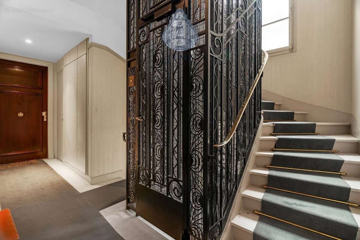 Appartement à PARIS-16E