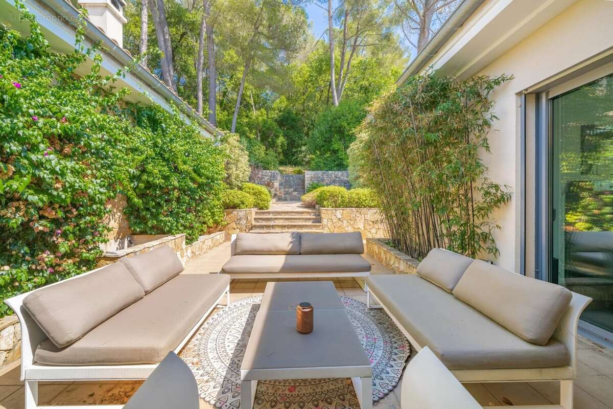 MOUGINS à 5 minutes du village  Villa d'exception 408m2 suspendue dans la nature - photo 3