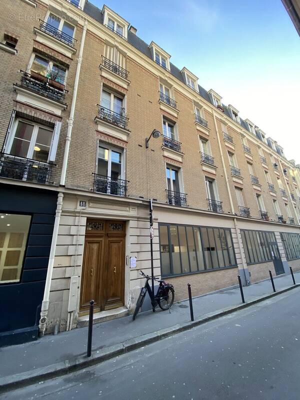 Facade sur rue - Appartement à PARIS-11E