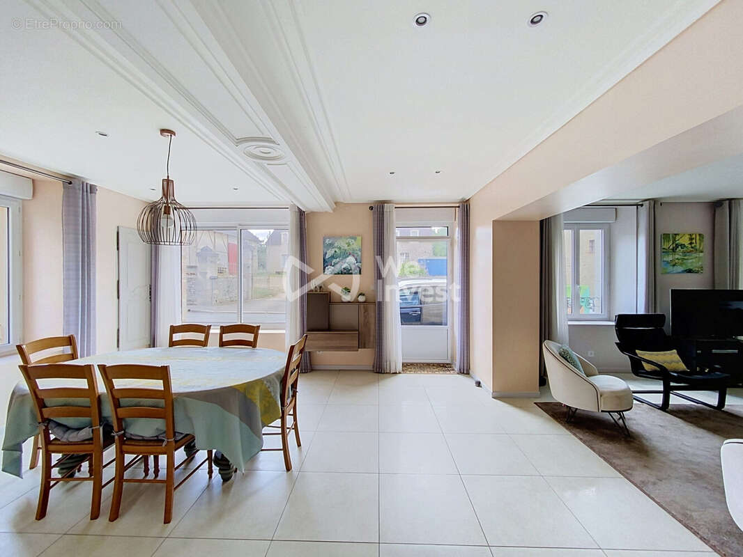 Maison 234 m² à Villaines-La-Carelle  - photo 4