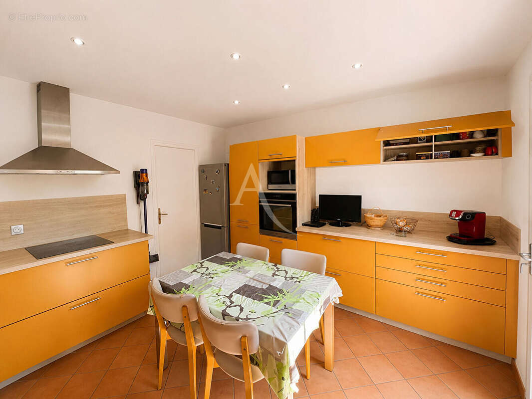 Maison familiale de 110 m² avec 4 chambres et beau terrain de 445 m² - photo 7