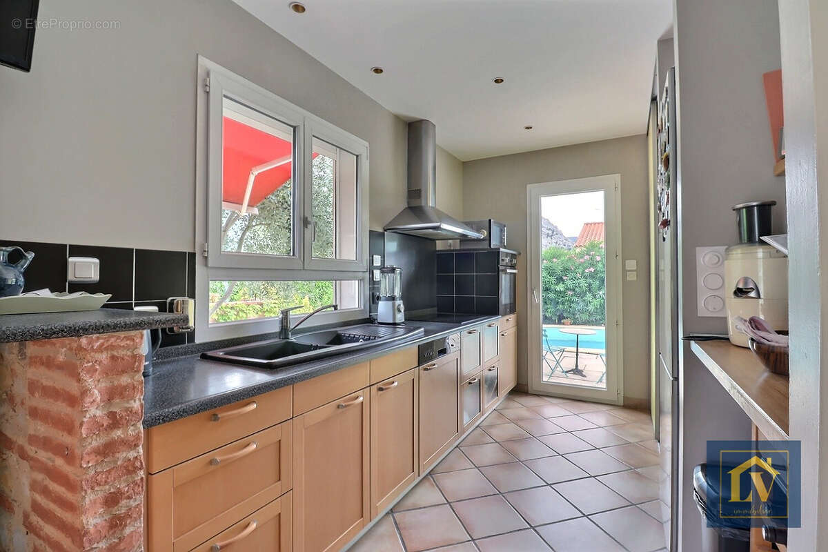 A vendre villa plain pied 5 pièces avec garages, jardin et piscine - photo 7