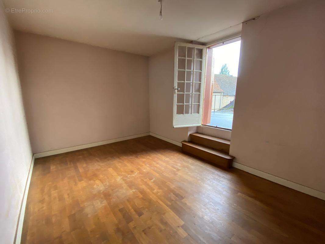 Maison à MAUZAC-ET-GRAND-CASTANG