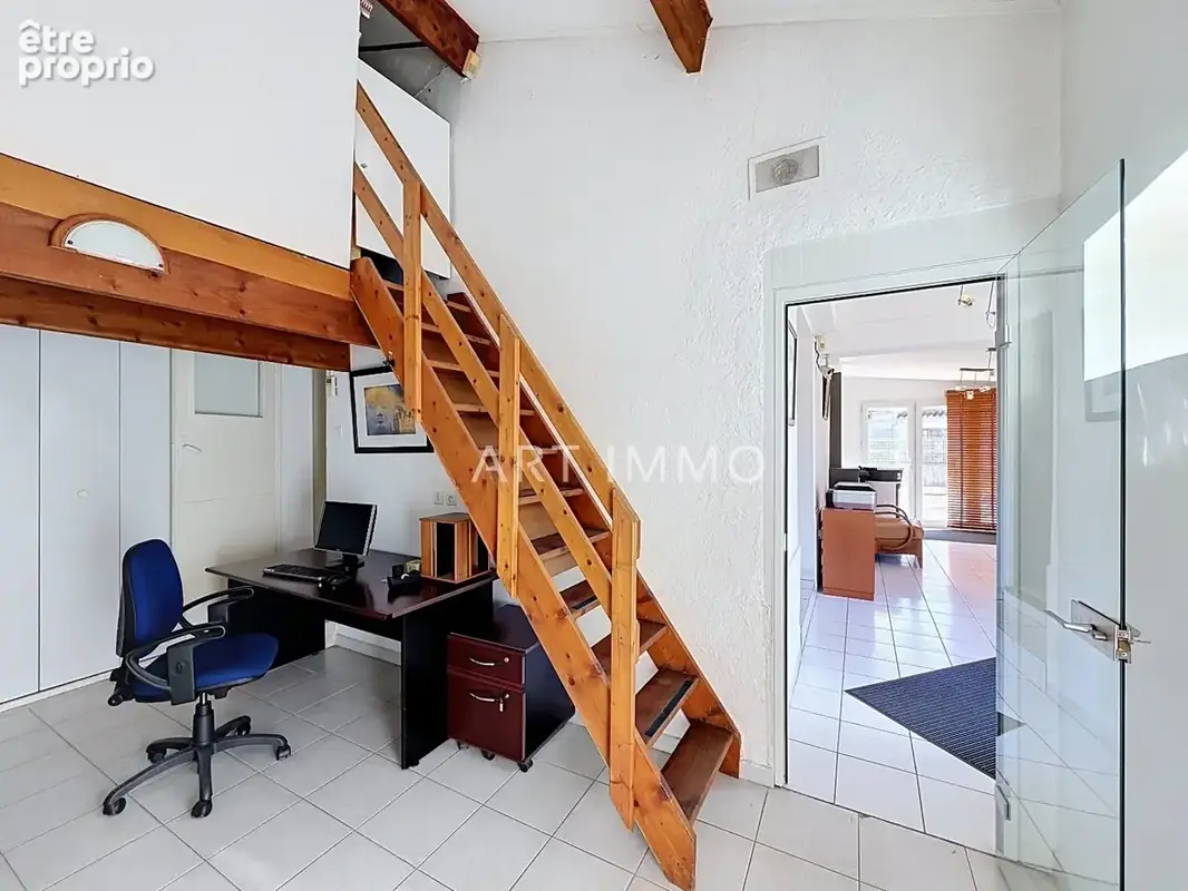 Bureaux avec parking et terrain les taillades - photo 7