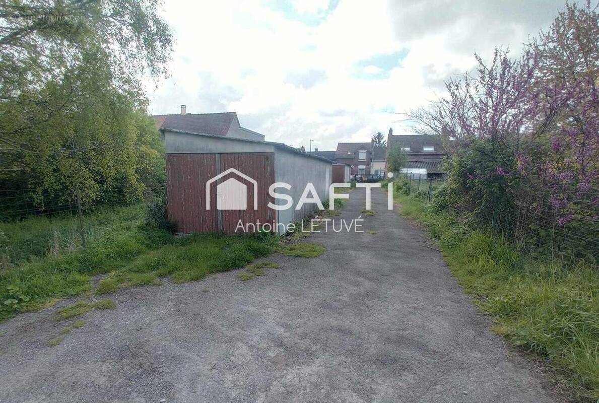 Photo 1 - Parking à CORBIE