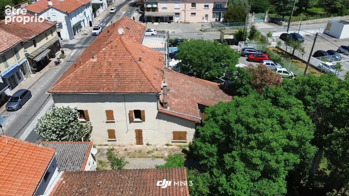 Immeuble avec commerce, appartement et terrain - photo 2