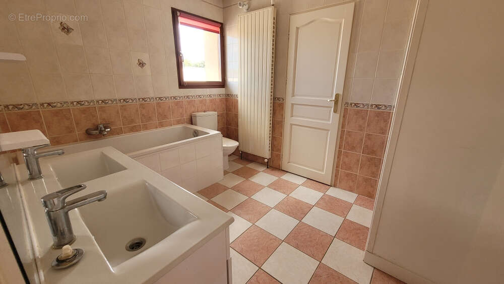 Ensemble immobilier composé de 2 logements (135 et 57 m² )  6 ch. terrain de 4480m² clos - photo 7