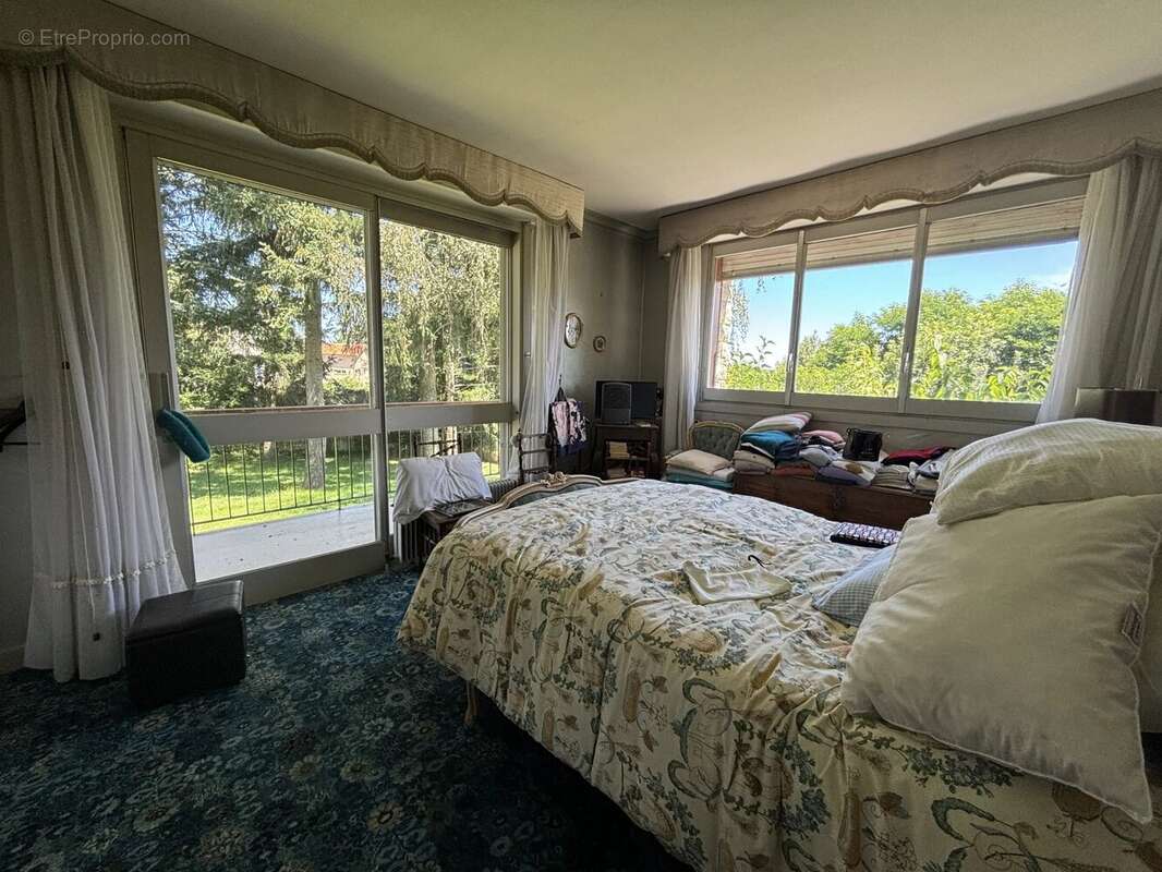 Superbe maison familiale de cinq chambres située dans un magnifique jardin et à distance de marche de Civray - photo 11