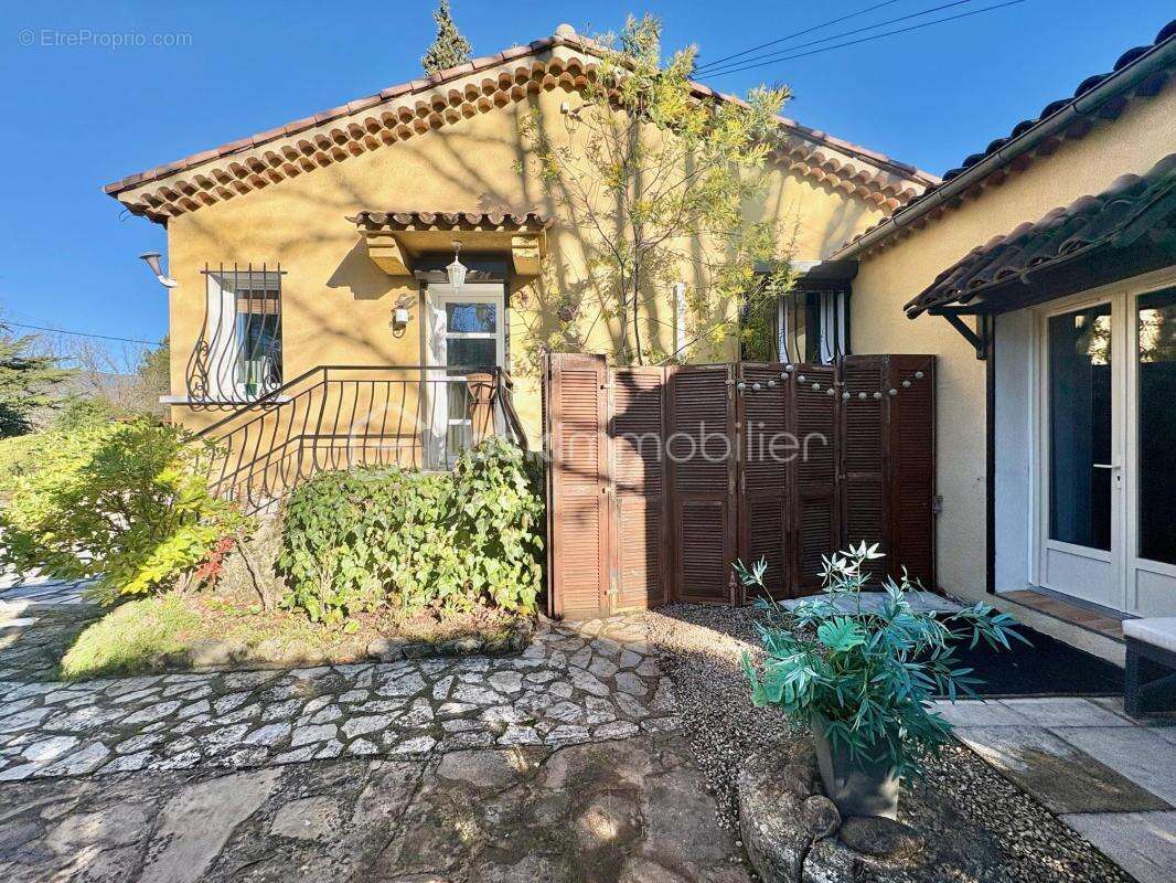 Maison à TOURRETTES