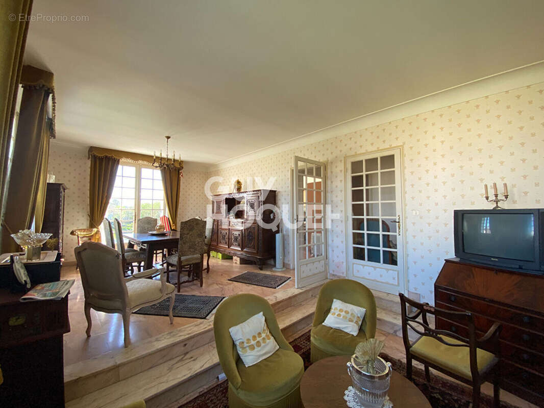 Maison à SAINT-MEDARD-DE-GUIZIERES