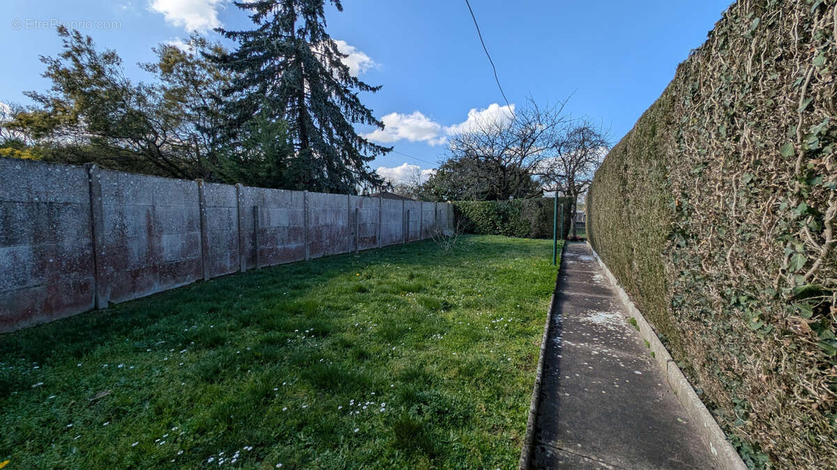 Maison à LES LANDES-GENUSSON