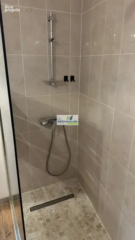 Cuges-les-pins centre   103 m2   commerce + logement - photo 13