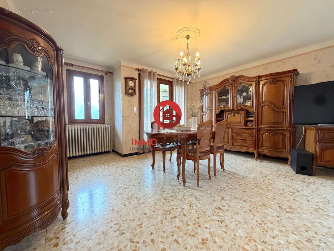 Maison à LAUDUN-L'ARDOISE