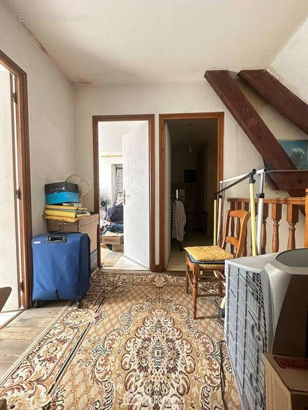 Le palier de 5 m² mène à ...