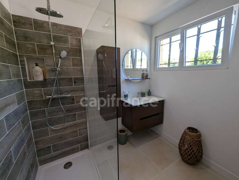 Maison de 93 m² climatisée avec piscine et dépendance de 50 m² sur la commune de SAINT GILLES (30) - photo 11