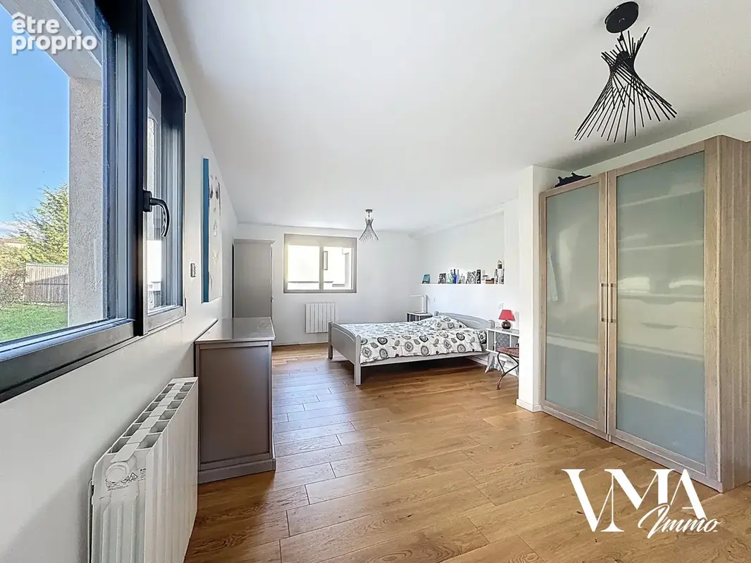 Maison de 197m2 sur une parcelle de terrain de 1156m2 avec piscine / Dardilly - photo 12