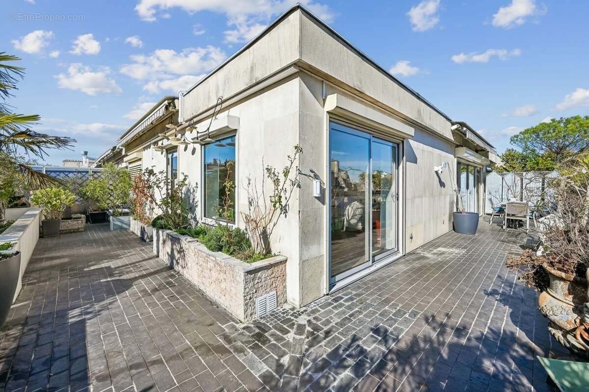 Appartement à PARIS-16E
