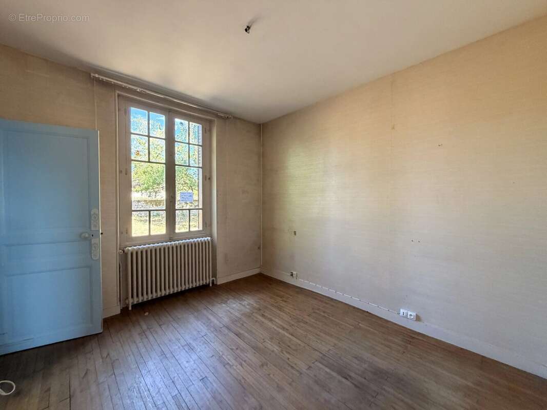 Maison de ville avec garage et beau potentiel au cœur de Ruffec - photo 11