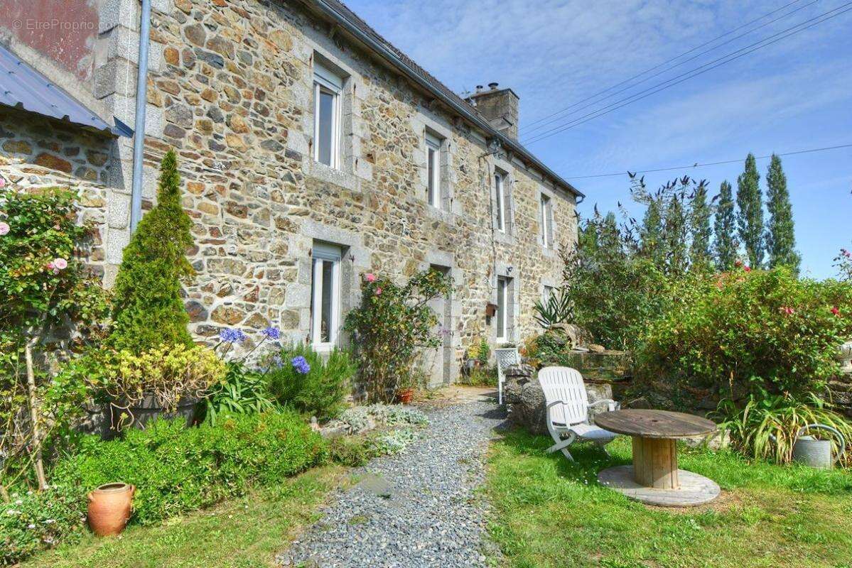Maison à LA ROCHE-DERRIEN